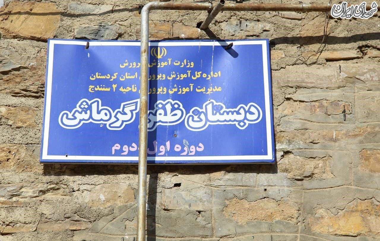 تصاویر تلخ از خانواده دختربچه‌ای که زیر دیوار مدرسه جان باخت