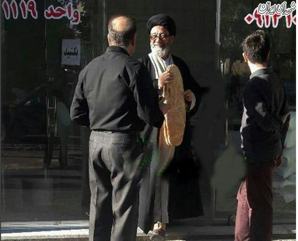 امام جمعه محبوب تبریز در حال خرید نان + عکس