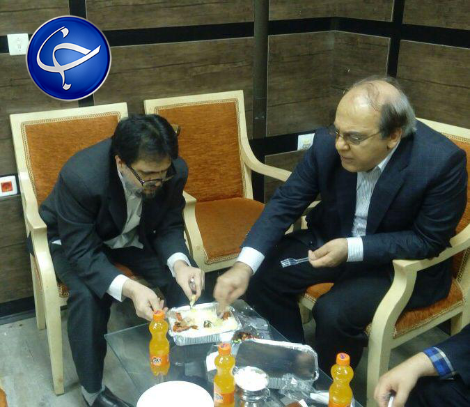 شام خوردن دو چهره مخالف سیاسی در یک ظرف! +عکس شام خوردن دو چهره مخالف سیاسی در یک ظرف! +عکس