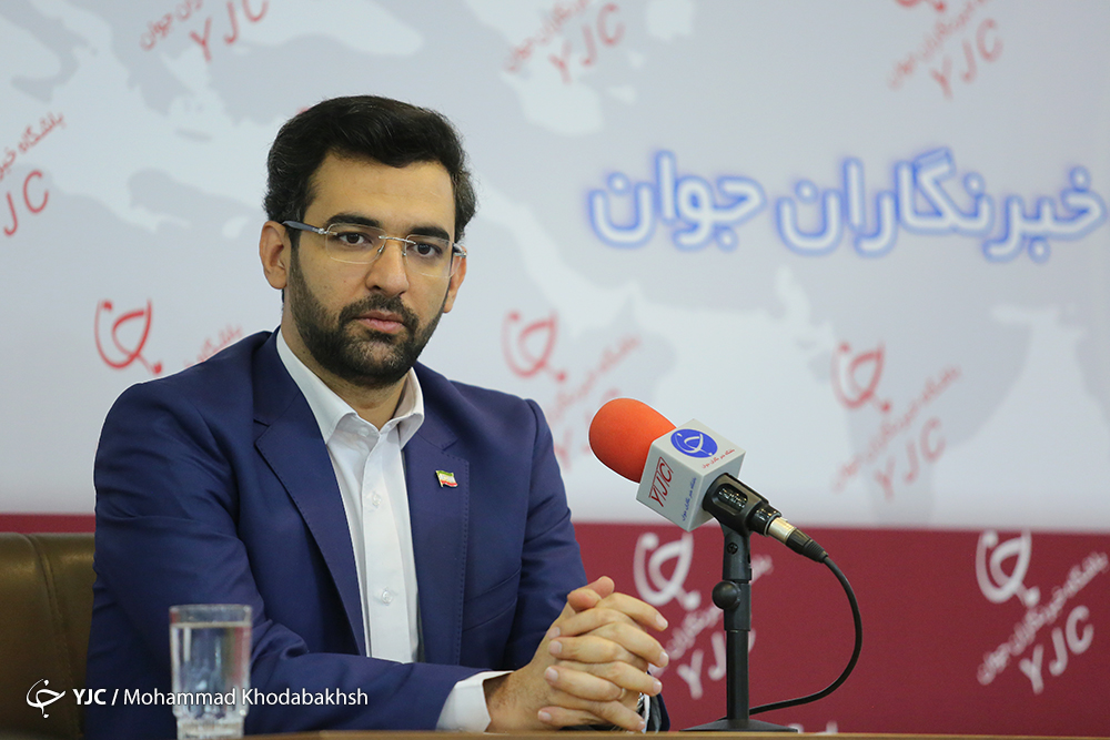 اقدام متفاوت وزیر ارتباطات به احترام شهدای اهواز اقدام متفاوت وزیر ارتباطات به احترام شهدای اهواز