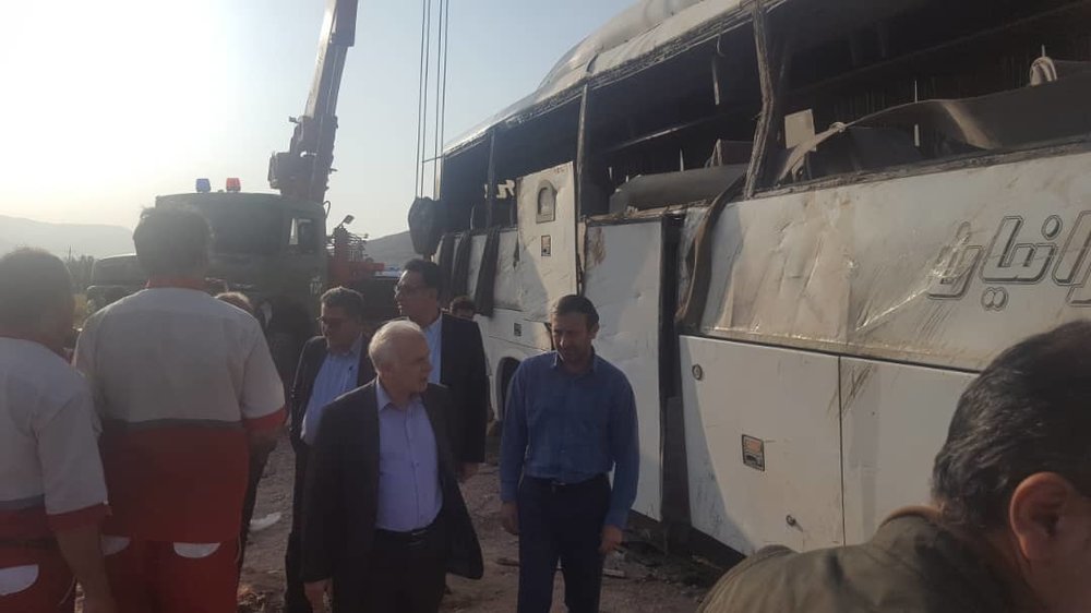 واژگونی مرگبار اتوبوس در جاده اصفهان - شیراز + عکس