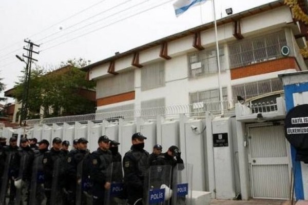 حمله کشاورز ترک به سفارت رژیم صهیونیستی با تراکتور حمله کشاورز ترک به سفارت رژیم صهیونیستی با تراکتور