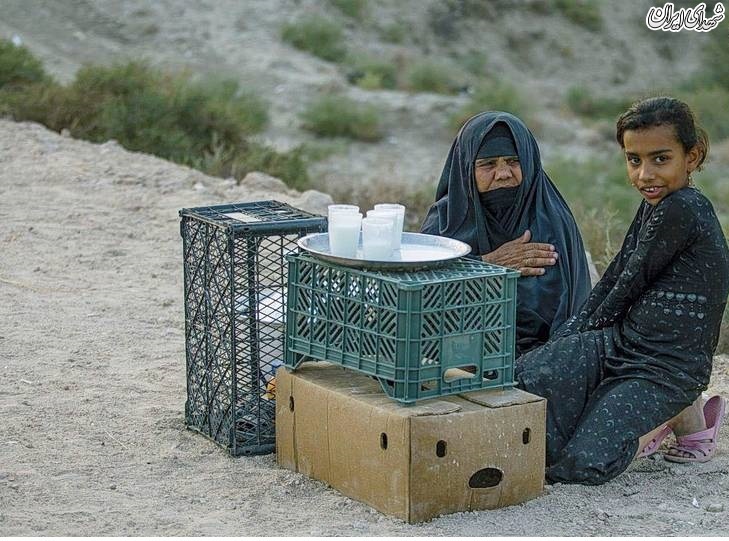 تصویری از ایستگاه صلواتی یک مادر و دختر عراقی