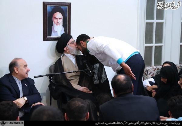 روبوسی رهبر انقلاب با مدال آوران کاروان ورزشی
