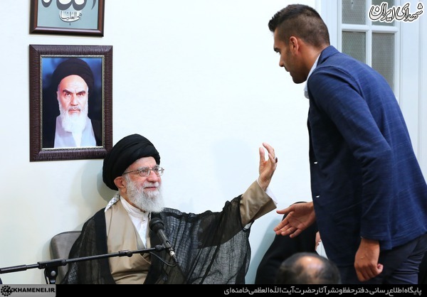 روبوسی رهبر انقلاب با مدال آوران کاروان ورزشی