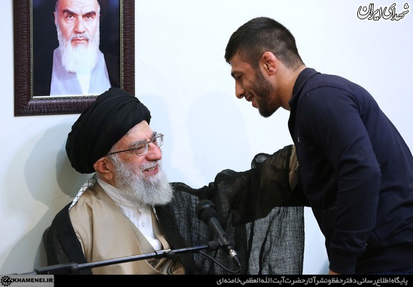روبوسی رهبر انقلاب با مدال آوران کاروان ورزشی