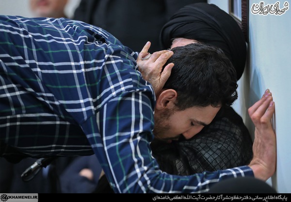 روبوسی رهبر انقلاب با مدال آوران کاروان ورزشی