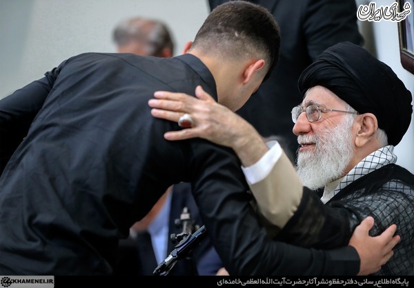 روبوسی رهبر انقلاب با مدال آوران کاروان ورزشی