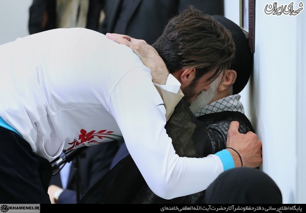 روبوسی رهبر انقلاب با مدال آوران کاروان ورزشی
