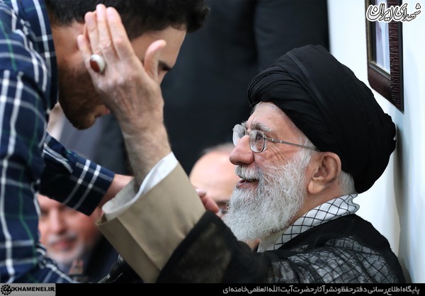 روبوسی رهبر انقلاب با مدال آوران کاروان ورزشی