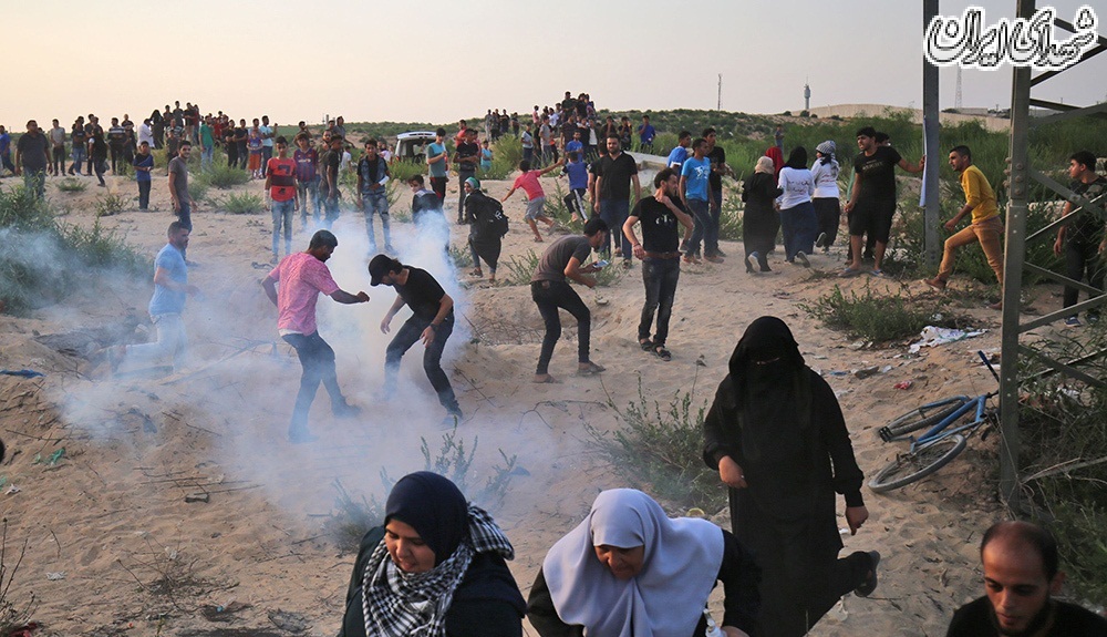 زنان فلسطینی در خط مقدم مبارزه با نظامیان اسرائیلیزنان فلسطینی در ارائه الگوی افتخار در فداکاری در کنار مردان کوتاهی نکرده اند و در همه میادین مبارزه و عرصه‌های مقاومت در برابر رژیم صهیونیستی حضور دارند.