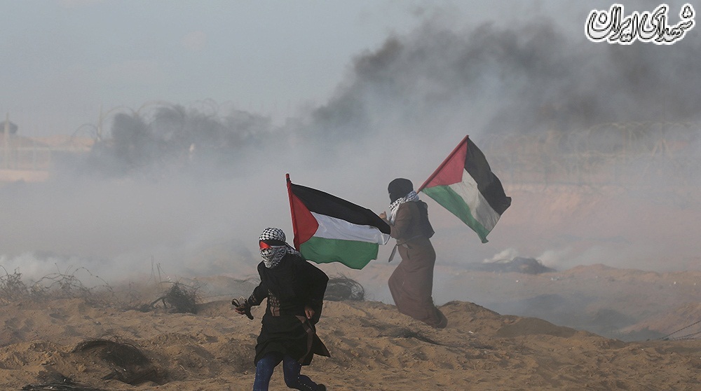 زنان فلسطینی در خط مقدم مبارزه با نظامیان اسرائیلیزنان فلسطینی در ارائه الگوی افتخار در فداکاری در کنار مردان کوتاهی نکرده اند و در همه میادین مبارزه و عرصه‌های مقاومت در برابر رژیم صهیونیستی حضور دارند.