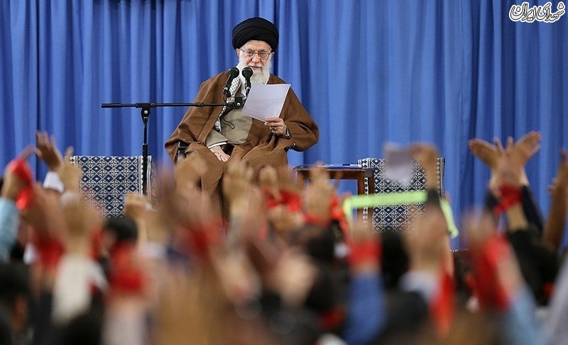 دیدار هزاران نفر از دانش‌آموزان و دانشجویان با رهبر معظم انقلاب۱۲ آبان ۱۳۹۷ - ۱۱:۴۵در آستانه سیزدهم آبان‌ماه روز ملی مبارزه با استکبار جهانی، هزاران نفر از دانش‌آموزان و دانشجویان صبح امروز (شنبه) با حضرت آیت‌الله خامنه‌ای رهبر معظم انقلاب اسلامی دیدار کردند.