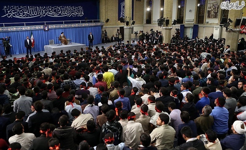 دیدار هزاران نفر از دانش‌آموزان و دانشجویان با رهبر معظم انقلاب۱۲ آبان ۱۳۹۷ - ۱۱:۴۵در آستانه سیزدهم آبان‌ماه روز ملی مبارزه با استکبار جهانی، هزاران نفر از دانش‌آموزان و دانشجویان صبح امروز (شنبه) با حضرت آیت‌الله خامنه‌ای رهبر معظم انقلاب اسلامی دیدار کردند.