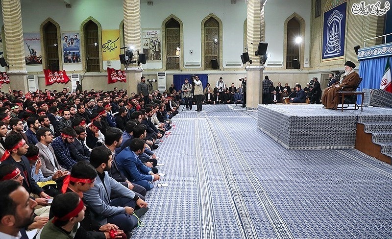 دیدار هزاران نفر از دانش‌آموزان و دانشجویان با رهبر معظم انقلاب۱۲ آبان ۱۳۹۷ - ۱۱:۴۵در آستانه سیزدهم آبان‌ماه روز ملی مبارزه با استکبار جهانی، هزاران نفر از دانش‌آموزان و دانشجویان صبح امروز (شنبه) با حضرت آیت‌الله خامنه‌ای رهبر معظم انقلاب اسلامی دیدار کردند.