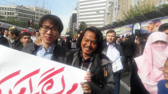 حضور دانشجویان خارجی در راهپیمایی ۱۳ آبان + عکس