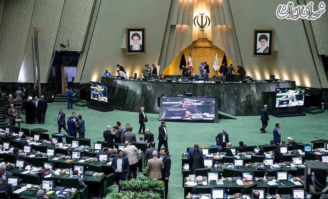 جلسه علنی مجلس/۱۳ آبان ۹۷ جلسه علنی مجلس شورای اسلامی، صبح امروز یکشنبه ۱۳ آبان ۱۳۹۷ به ریاست دکتر علی لاریجانی رئیس مجلس شورای اسلامی در خانه ملت برگزار شد. پس از سخنان رئیس مجلس، وکلای مردم با شعار و فریادهای «مرگ بر آمریکا» انزجار خود را از استکبار جهانی اعلام و همچنین ایجاد تحریم‌های جدید علیه ایران توسط دولت ایالات متحده آمریکا را محکوم کردند.