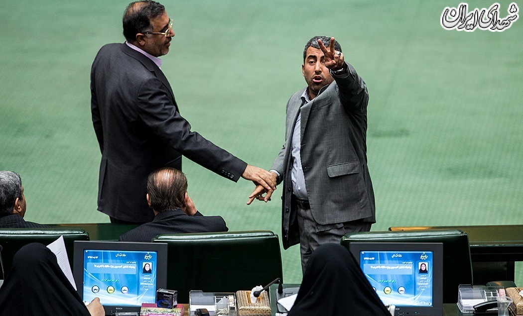 جلسه علنی مجلس/۱۳ آبان ۹۷ جلسه علنی مجلس شورای اسلامی، صبح امروز یکشنبه ۱۳ آبان ۱۳۹۷ به ریاست دکتر علی لاریجانی رئیس مجلس شورای اسلامی در خانه ملت برگزار شد. پس از سخنان رئیس مجلس، وکلای مردم با شعار و فریادهای «مرگ بر آمریکا» انزجار خود را از استکبار جهانی اعلام و همچنین ایجاد تحریم‌های جدید علیه ایران توسط دولت ایالات متحده آمریکا را محکوم کردند.
