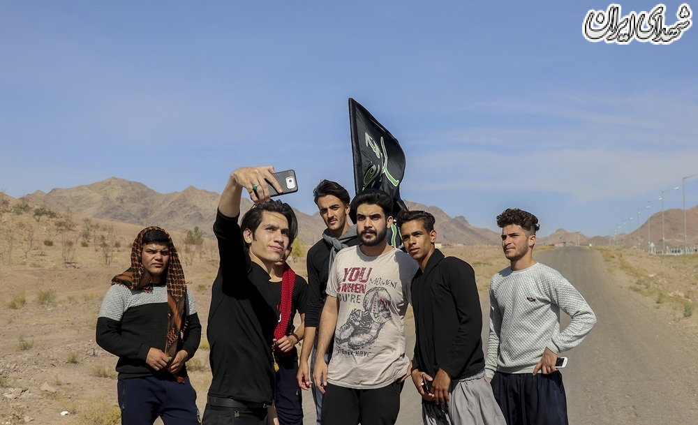 پای پیاده بهسوی بارگاه ملکوتی ثامن الحجج(ع) پای پیاده بهسوی بارگاه ملکوتی ثامن الحجج(ع)