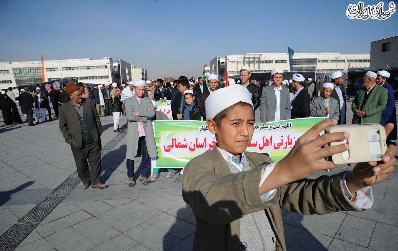 تشرف هزار نفر از علمای اهل سنت به حرم امام رضا(ع)ایرنا - مشهد - هزار نفر از نخبگان و علمای اهل سنت از سراسر ایران که به مناسبت دهه پایانی ماه صفر به مشهد سفر کرده اند روز دوشنبه با پیاده روی از میدان شهدای این شهر به سمت حرم رضوی، به زیارت بارگاه منور حضرت علی بن موسی الرضا(ع) مشرف شدند. تشرف هزار نفر از علمای اهل سنت به حرم امام رضا(ع)ایرنا - مشهد - هزار نفر از نخبگان و علمای اهل سنت از سراسر ایران که به مناسبت دهه پایانی ماه صفر به مشهد سفر کرده اند روز دوشنبه با پیاده روی از میدان شهدای این شهر به سمت حرم رضوی، به زیارت بارگاه منور حضرت علی بن موسی الرضا(ع) مشرف شدند.
