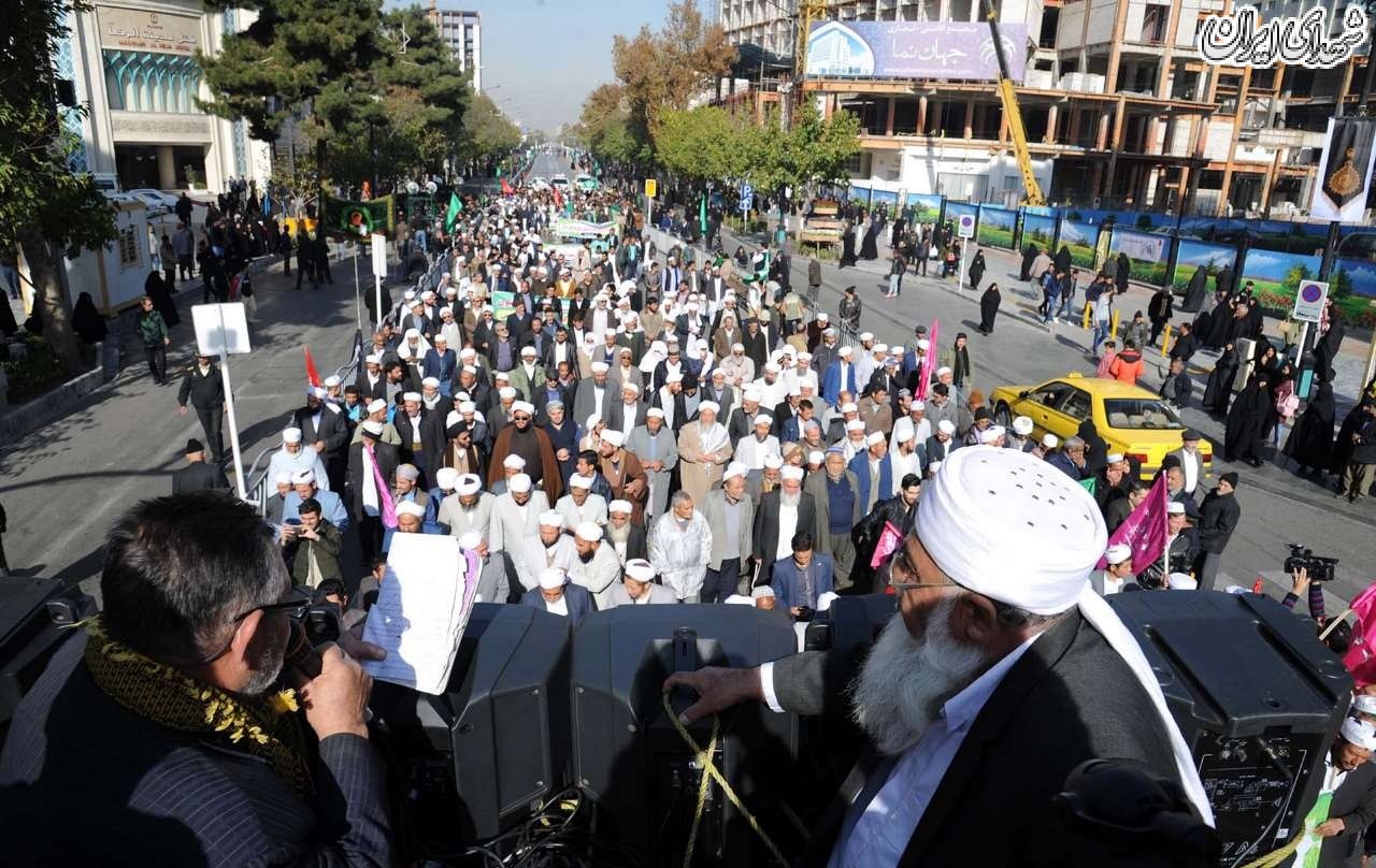 تشرف هزار نفر از علمای اهل سنت به حرم امام رضا(ع)ایرنا - مشهد - هزار نفر از نخبگان و علمای اهل سنت از سراسر ایران که به مناسبت دهه پایانی ماه صفر به مشهد سفر کرده اند روز دوشنبه با پیاده روی از میدان شهدای این شهر به سمت حرم رضوی، به زیارت بارگاه منور حضرت علی بن موسی الرضا(ع) مشرف شدند. تشرف هزار نفر از علمای اهل سنت به حرم امام رضا(ع)ایرنا - مشهد - هزار نفر از نخبگان و علمای اهل سنت از سراسر ایران که به مناسبت دهه پایانی ماه صفر به مشهد سفر کرده اند روز دوشنبه با پیاده روی از میدان شهدای این شهر به سمت حرم رضوی، به زیارت بارگاه منور حضرت علی بن موسی الرضا(ع) مشرف شدند.