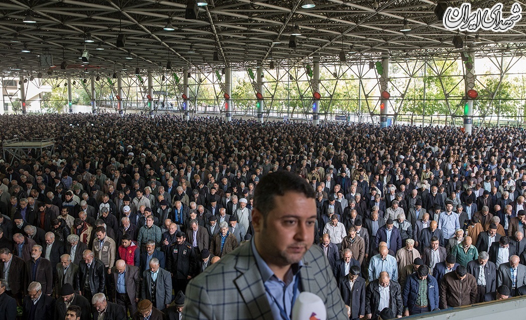 نماز جمعه تهران / ۱۸ آبان ۹۷ نماز عبادی ـ سیاسی جمعه ۱۸ آبان ۱۳۹۷ تهران به امامت حجت الاسلام کاظم صدیقی امام جمعه موقت تهران در دانشگاه تهران برگزار شد. امام جمعه موقت تهران گفت: این دولت از اول وعده داده بود که ارزش پول ملی را افزایش دهد، ولی تنها نقطهای که زائران اذیت شدند، موضوع ارز بود که هم اصل مسئله به صورت امری ناپسند باقی مانده و پول ما ثبات ندارد و هم نسبت به زائران باید تمهیداتی اندیشیده میشد تا در عراق اذیت نمیشدند. نماز جمعه تهران / ۱۸ آبان ۹۷ نماز عبادی ـ سیاسی جمعه ۱۸ آبان ۱۳۹۷ تهران به امامت حجت الاسلام کاظم صدیقی امام جمعه موقت تهران در دانشگاه تهران برگزار شد. امام جمعه موقت تهران گفت: این دولت از اول وعده داده بود که ارزش پول ملی را افزایش دهد، ولی تنها نقطهای که زائران اذیت شدند، موضوع ارز بود که هم اصل مسئله به صورت امری ناپسند باقی مانده و پول ما ثبات ندارد و هم نسبت به زائران باید تمهیداتی اندیشیده میشد تا در عراق اذیت نمیشدند.