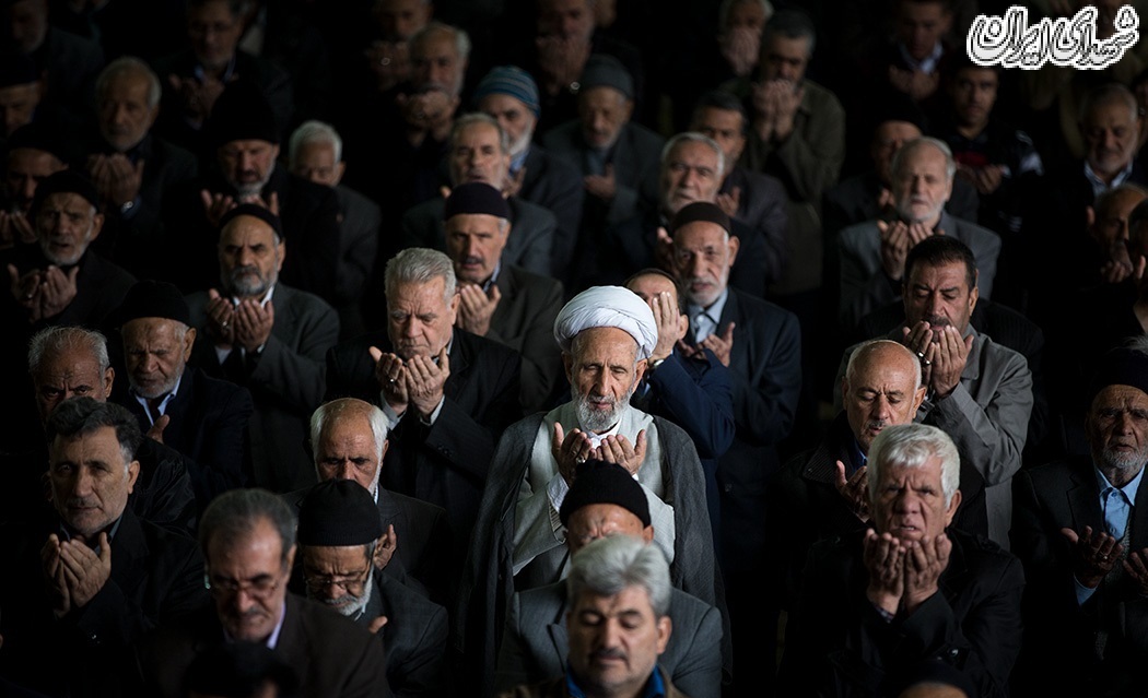 نماز جمعه تهران / ۱۸ آبان ۹۷ نماز عبادی ـ سیاسی جمعه ۱۸ آبان ۱۳۹۷ تهران به امامت حجت الاسلام کاظم صدیقی امام جمعه موقت تهران در دانشگاه تهران برگزار شد. امام جمعه موقت تهران گفت: این دولت از اول وعده داده بود که ارزش پول ملی را افزایش دهد، ولی تنها نقطهای که زائران اذیت شدند، موضوع ارز بود که هم اصل مسئله به صورت امری ناپسند باقی مانده و پول ما ثبات ندارد و هم نسبت به زائران باید تمهیداتی اندیشیده میشد تا در عراق اذیت نمیشدند. نماز جمعه تهران / ۱۸ آبان ۹۷ نماز عبادی ـ سیاسی جمعه ۱۸ آبان ۱۳۹۷ تهران به امامت حجت الاسلام کاظم صدیقی امام جمعه موقت تهران در دانشگاه تهران برگزار شد. امام جمعه موقت تهران گفت: این دولت از اول وعده داده بود که ارزش پول ملی را افزایش دهد، ولی تنها نقطهای که زائران اذیت شدند، موضوع ارز بود که هم اصل مسئله به صورت امری ناپسند باقی مانده و پول ما ثبات ندارد و هم نسبت به زائران باید تمهیداتی اندیشیده میشد تا در عراق اذیت نمیشدند.