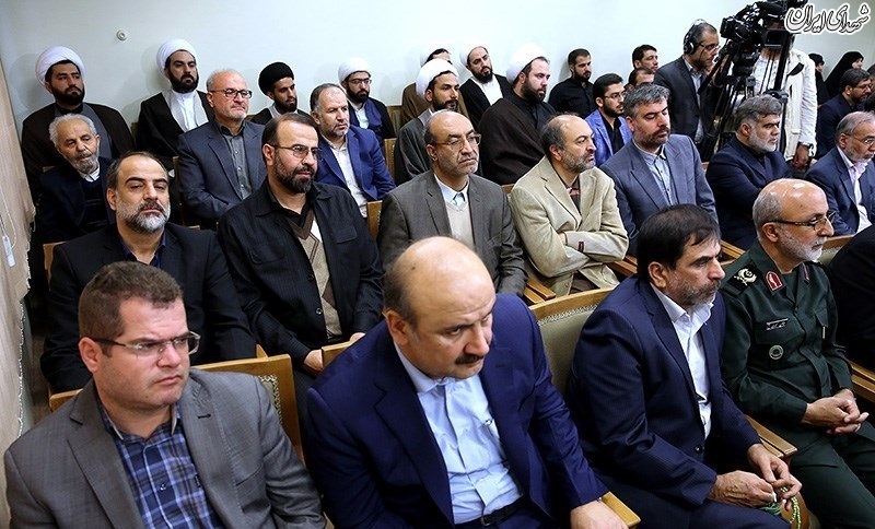 دیدار اعضای کنگرهی بزرگداشت شهدای قزوین با رهبر معظم انقلاباعضای کنگرهی بزرگداشت شهدای استان قزوین، دوشنبه ۱۳۹۷/۰۸/۱۴ با حضرت آیتالله خامنهای رهبر انقلاب اسلامی دیدار کردند. دیدار اعضای کنگرهی بزرگداشت شهدای قزوین با رهبر معظم انقلاباعضای کنگرهی بزرگداشت شهدای استان قزوین، دوشنبه ۱۳۹۷/۰۸/۱۴ با حضرت آیتالله خامنهای رهبر انقلاب اسلامی دیدار کردند.