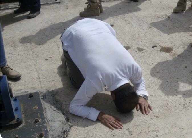 سجده شکر پدر موشکی پس از آزمایش موشکی + عکس