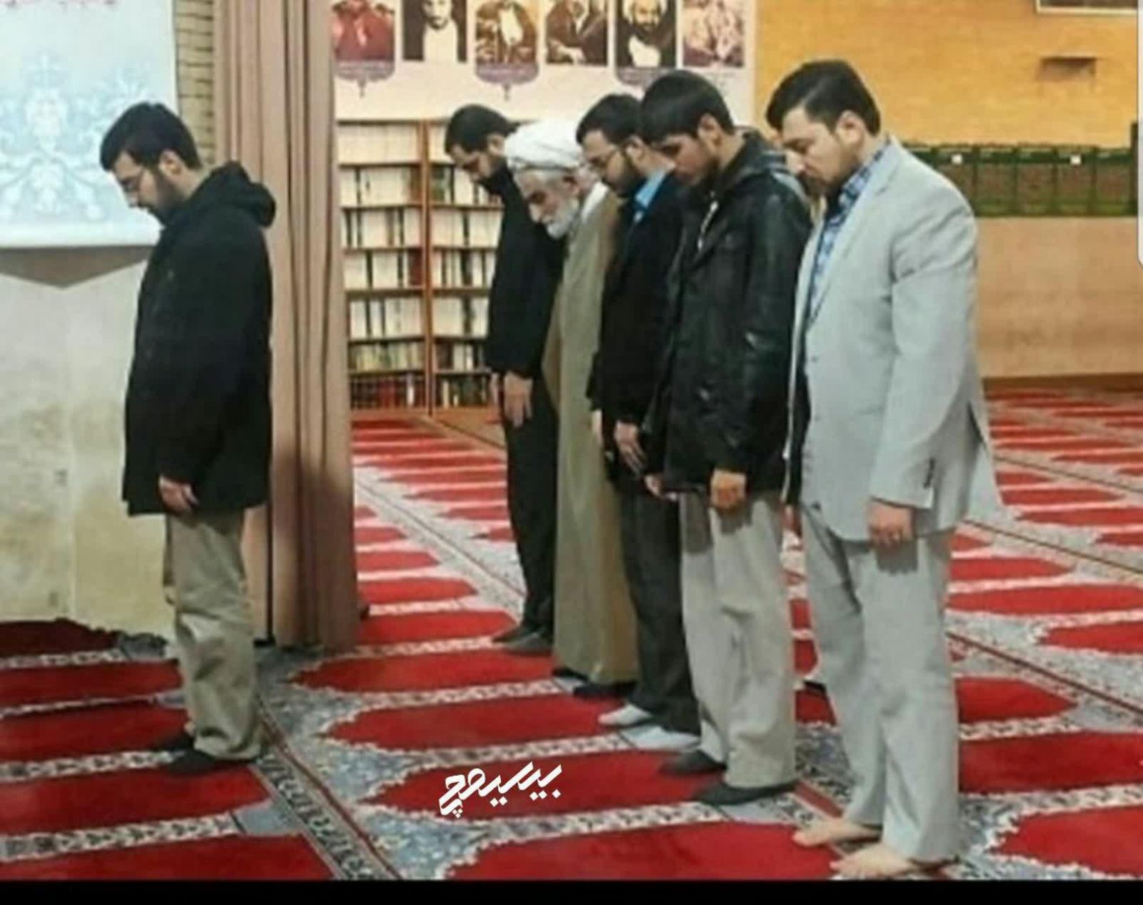اقتدای متواضعانه آیت الله باقری کنی به شاگردش + عکس