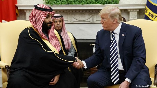 چرا ترامپ این گونه به ولیعهد عربستان چسبیده است؟ چرا ترامپ این گونه به ولیعهد عربستان چسبیده است؟