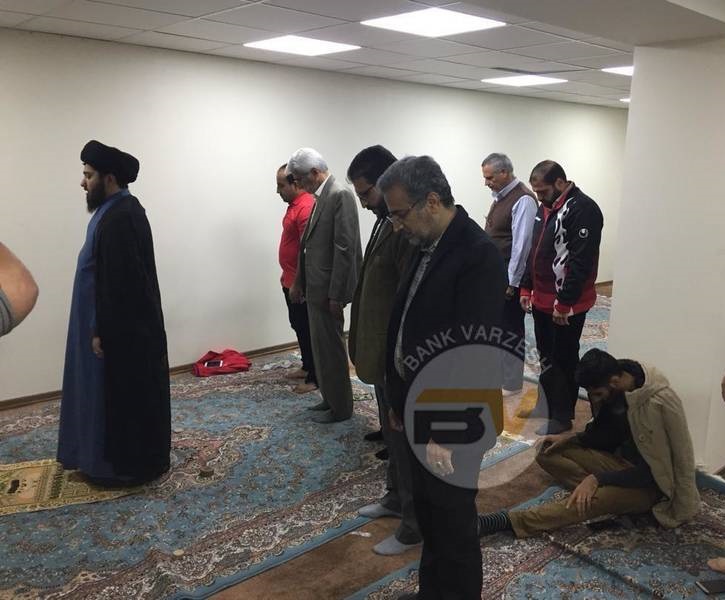 تصویری از بازیکن پرسپولیس در حال اقامه نماز + عکس