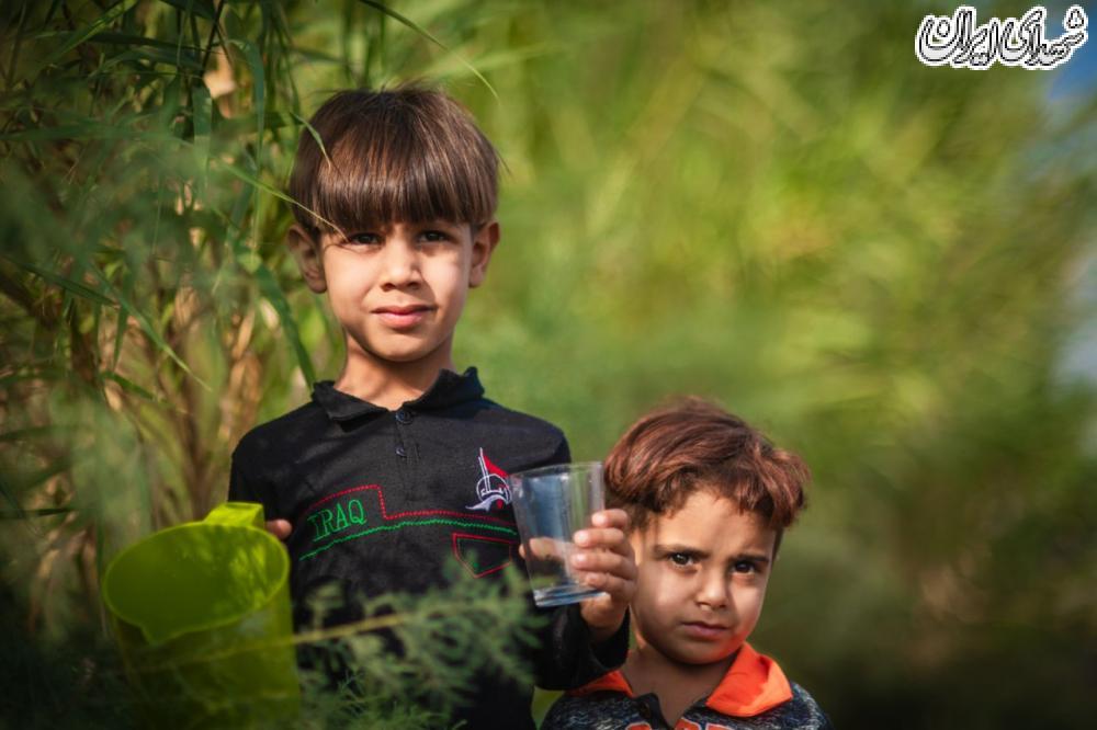 حماسه کودکان عراق در خدمات رسانی به زائران اربعین حسینی+ تصاویرحوزه/ در مسیر پیاده روی زائران اربعین، زیبا­ترین تصاویر انسانی جلوه پیدا می کند که از جمله آنها خدمت رسانی تعداد زیادی از کودکان به زائران امام حسین(ع) است که در این امر با هم مسابقه می دهند.