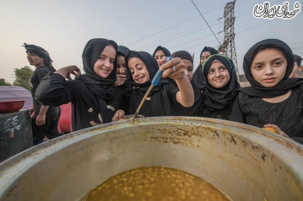 حماسه کودکان عراق در خدمات رسانی به زائران اربعین حسینی+ تصاویرحوزه/ در مسیر پیاده روی زائران اربعین، زیبا­ترین تصاویر انسانی جلوه پیدا می کند که از جمله آنها خدمت رسانی تعداد زیادی از کودکان به زائران امام حسین(ع) است که در این امر با هم مسابقه می دهند.
