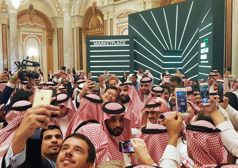 صحنه‌ای عجیب از سلفی گرفتن با پادشاه خونخوار!