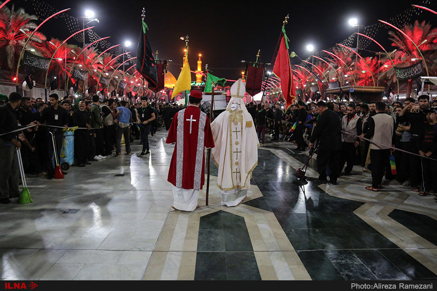 تصویری از حضور عالم مسیحی در بین الحرمین + ععکس