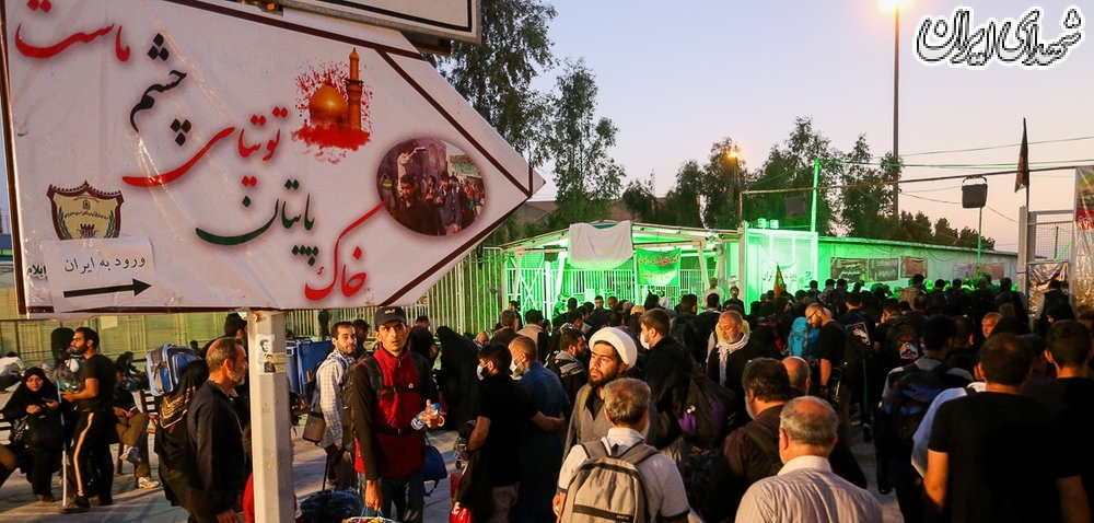 بازگشت زائران اربعین حسینی از پایانه مرزی مهرانبسیاری از زائران کربلا پس از حضور در اجتماع بزرگ اربعین حسینی برای بازگشت به ایران از مرز مهران در استان ایلام عبور می کنند. بازگشت زائران اربعین حسینی از پایانه مرزی مهرانبسیاری از زائران کربلا پس از حضور در اجتماع بزرگ اربعین حسینی برای بازگشت به ایران از مرز مهران در استان ایلام عبور می کنند.