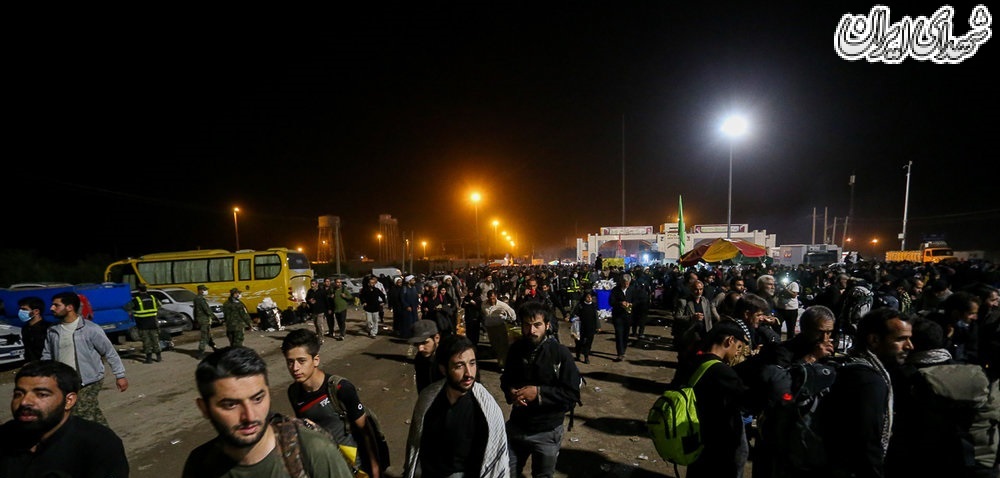 بازگشت زائران اربعین حسینی از پایانه مرزی مهرانبسیاری از زائران کربلا پس از حضور در اجتماع بزرگ اربعین حسینی برای بازگشت به ایران از مرز مهران در استان ایلام عبور می کنند. بازگشت زائران اربعین حسینی از پایانه مرزی مهرانبسیاری از زائران کربلا پس از حضور در اجتماع بزرگ اربعین حسینی برای بازگشت به ایران از مرز مهران در استان ایلام عبور می کنند.
