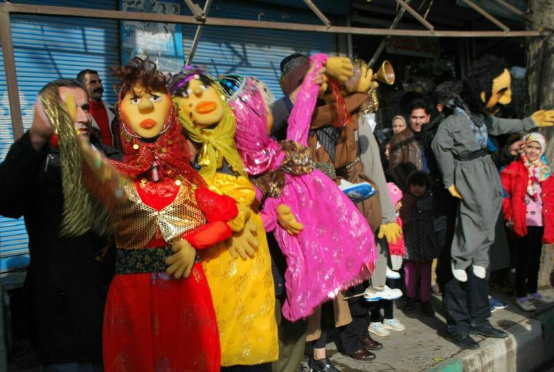 عروسک های «رقاصه» محلی به میدان آمدند! + عکس/ انتقاد شدید «امام جمعه» کنگاور عروسک های «رقاصه» محلی به میدان آمدند! + عکس/ انتقاد شدید «امام جمعه» کنگاور