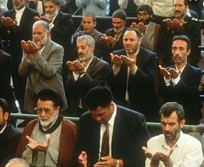 محمد علی کلی در صف نماز جمعه تهران + عکس محمد علی کلی در صف نماز جمعه تهران + عکس
