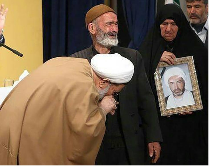 بوسه نماینده ولی فقیه در ارتش بر دست پدر شهید