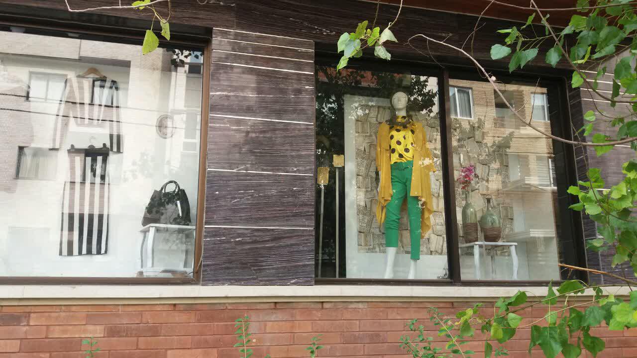 تبلیغ یک پوشش زننده در شمال شهر تهران! + عکس