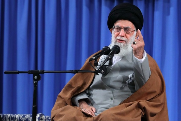 فیلم/پاسخ رهبری به صحبت‌های روحانی در مبعث