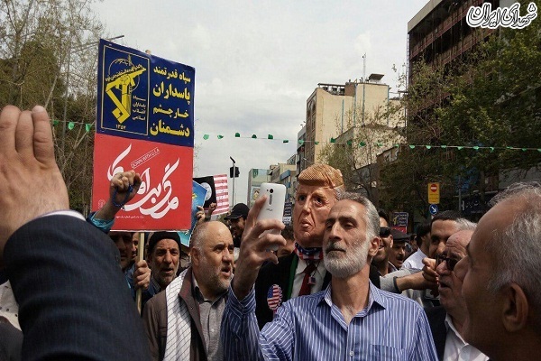 قطعنامه راهپیمایان:تمامی ملت ۸۰ میلیونی ایران خود را سپاهی قلمداد میکنند قطعنامه راهپیمایان:تمامی ملت ۸۰ میلیونی ایران خود را سپاهی قلمداد میکنند