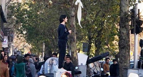یک سال حبس برای دختر خیابان انقلاب یک سال حبس برای دختر خیابان انقلاب