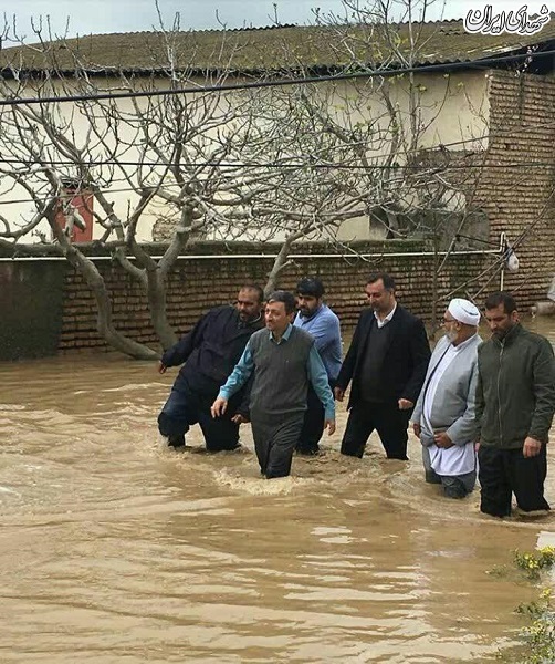 عکس/ رئیس کمیته امداد تا زانو در آب رفت
