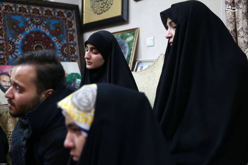 عکس/ اشک‌های دختر سردار قاسم سلیمانی در فراق پدر