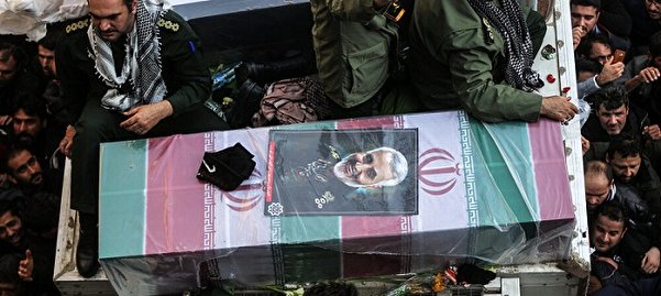 حاج قاسم به خانه پدری بازگشت/ طوفان ارادتمندان سردار به کرمان رسید/ فرمانده سپاه: حرف آخر را اول میزنم: انتقام میگیریم + عکس حاج قاسم به خانه پدری بازگشت/ طوفان ارادتمندان سردار به کرمان رسید/ فرمانده سپاه: حرف آخر را اول میزنم: انتقام میگیریم + عکس