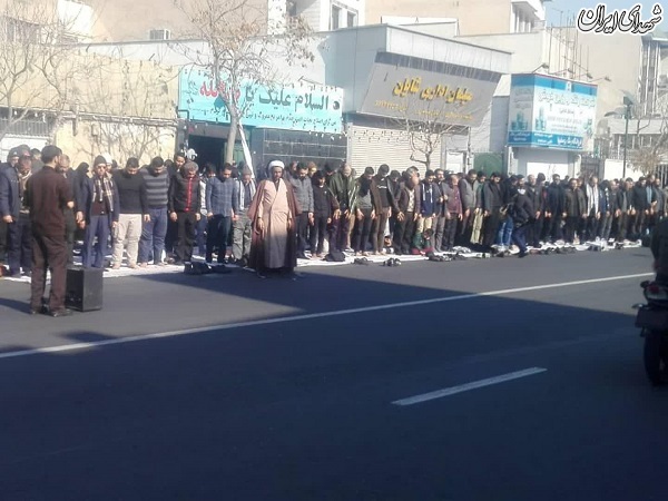 تکرار نماز ظهر عاشورا در حاشیه تشییع سردار دل ها + عکس و فیلم تکرار نماز ظهر عاشورا در حاشیه تشییع سردار دل ها + عکس و فیلم