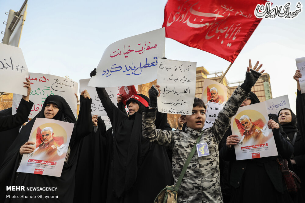 تجمع اعتراضی دانشجویان مقابل سفارت انگلیس